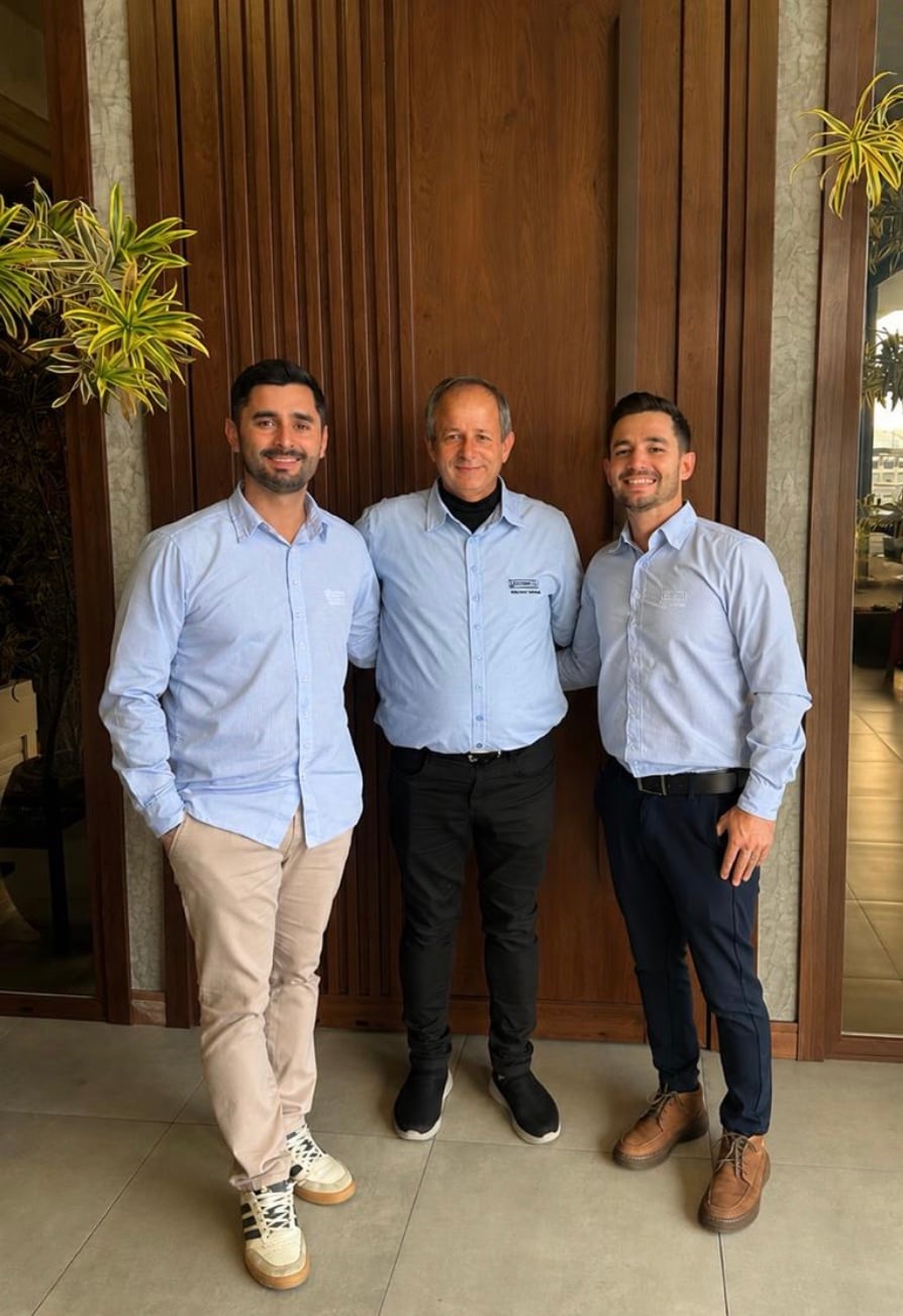 Junior, Rubens e Ruben, a família à frente da Steinmetz Esquadrias, lado a lado no showroom